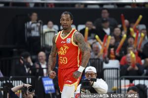 感觉有些莽啊！雷琼·塔克半场12中3拿10分10板5助 拼下4前场板